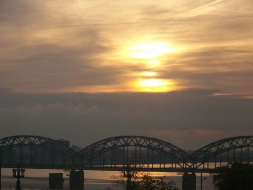 Sonnenaufgang in Riga (100_0620.JPG) wird geladen. Eindrucksvolle Fotos aus Lettland erwarten Sie.